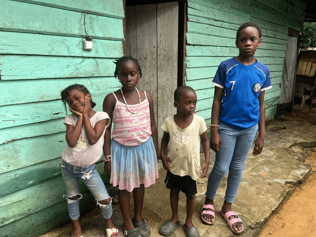 Bénévoles d'ADEBES lors d'une action de terrain à Douala